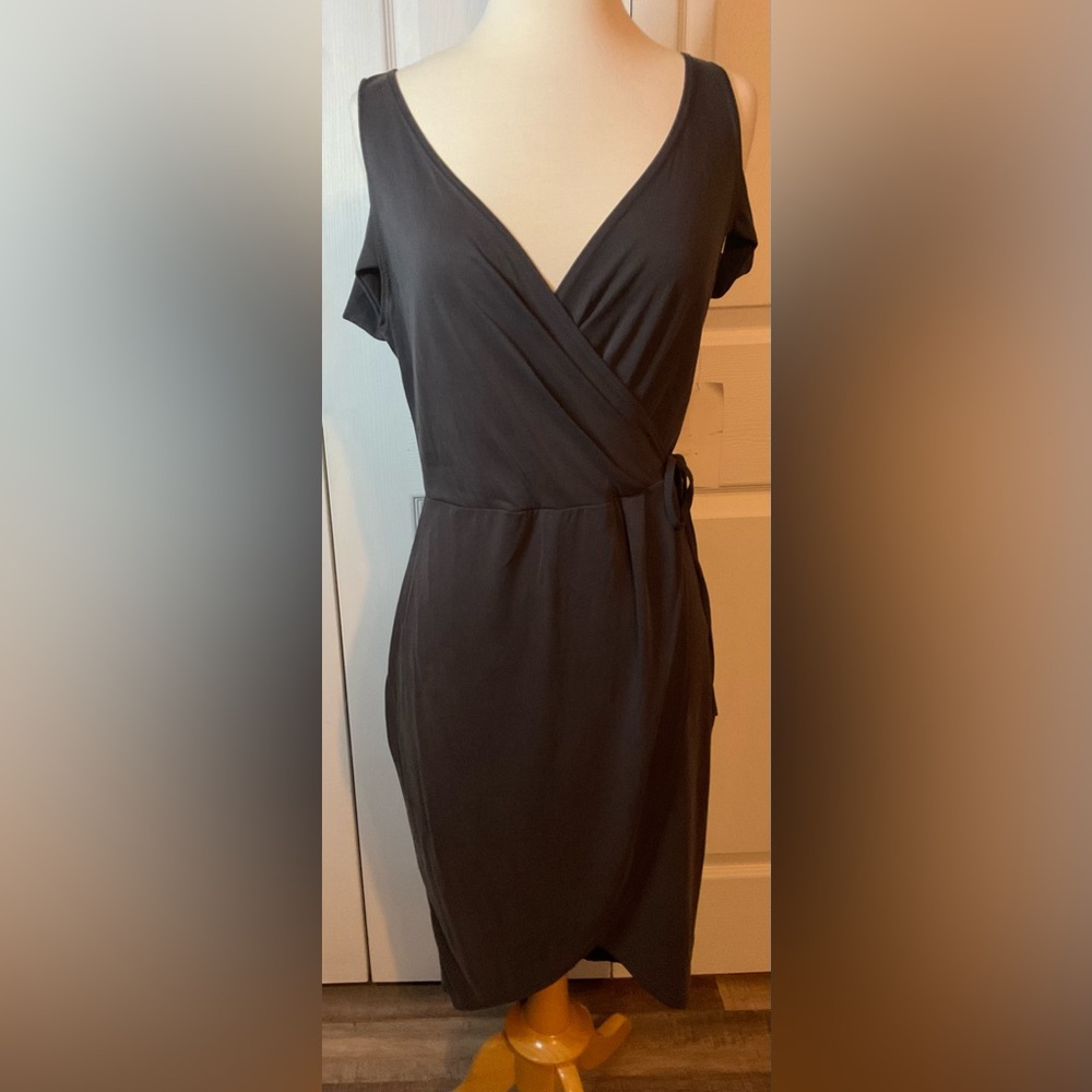 Trendyland Gray Cold Shoulder V Neck Dress Size Medium New